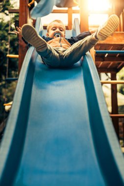 Sevimli küçük çocuk bahçesi üzerinde eğleniyor. 