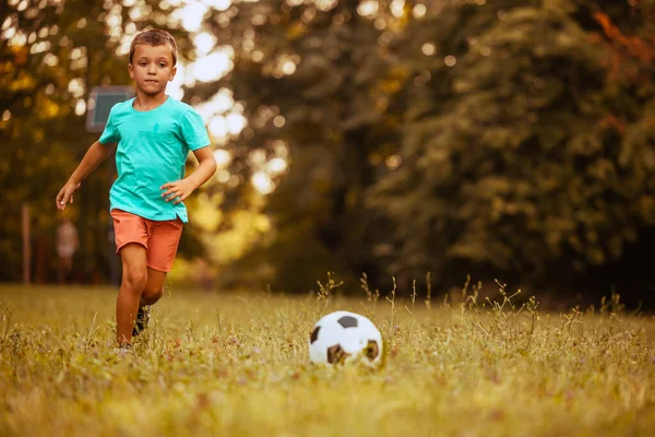 Niño Jugando Parque Con Pelota Fútbol Concepto Deportivo —  Fotos de Stock