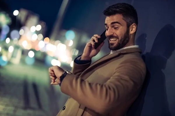 Bonito Homem Usando Telefone Inteligente Cidade Noite — Fotografia de Stock