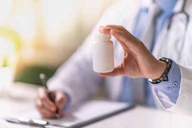 Ofisteki doktor makbuz yazıyor. Çevrimiçi kavram.