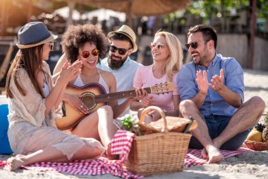 Gençlerin grup kumsalda birlikte zevk mutlu.