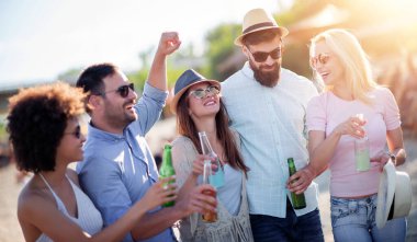 Arkadaşlar sahilde birlikte eğleniyor. Arkadaşlar, mutluluk, eğlence ve yaşam tarzı konsepti..