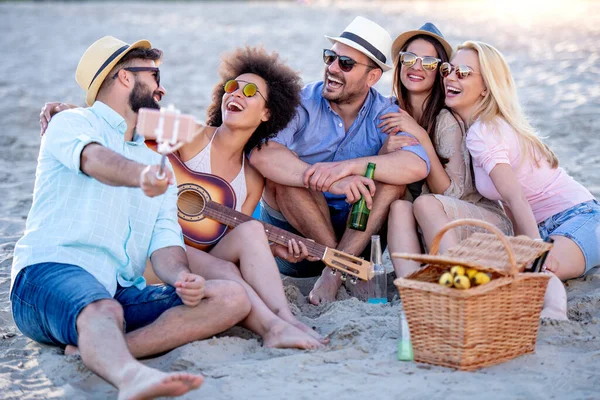 Friends Sitting Beach Take Selfie Concept Lifestyle Vacation Leisure Time — Foto de Stock