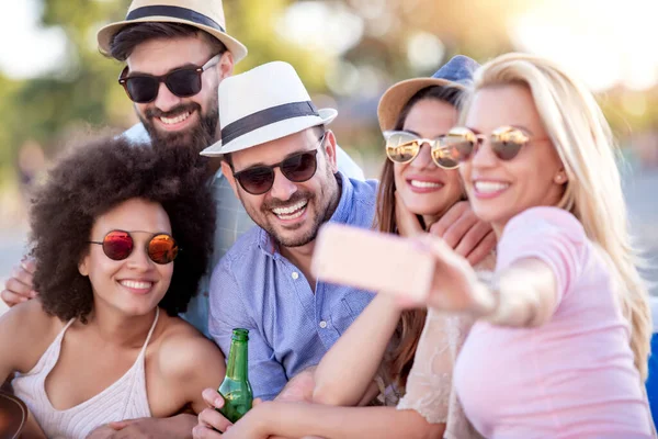 Amigos Sentados Playa Tomar Selfie Concepto Estilo Vida Vacaciones Tiempo — Foto de Stock