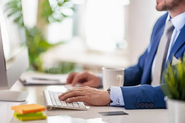 Fecha Homem Negócios Trabalha Computador Escritório Conceito Negócios Estilo Vida — Fotografia de Stock