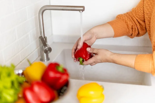 Kobieta Myje Warzywa Kuchni Domu Higiena Opieka Zdrowotna Koncepcja Żywności — Zdjęcie stockowe