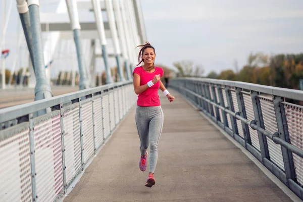健康女性在城外慢跑 健康生活方式的概念 — 图库照片