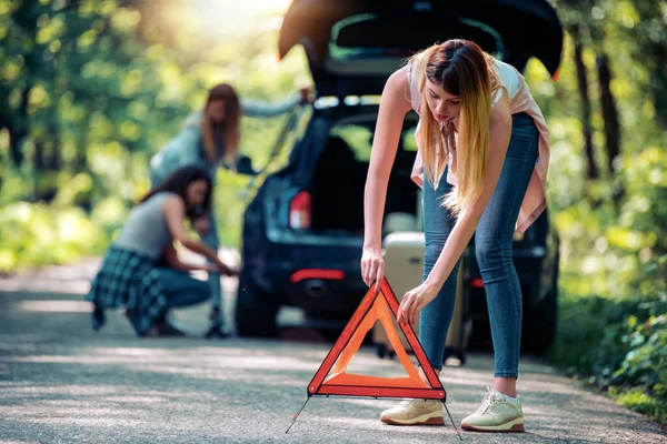 Yoldaki Kızlar Araba Tamir Etmeye Çalışıyorlar Yoldaki Bozuk Arabanın Lastiğini — Stok fotoğraf