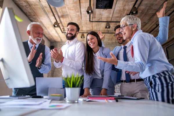 Bir grup iş adamı ofiste birlikte çalışır. İş, iş ve insan kavramı.