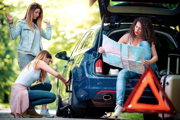 Троє Молодих Дівчат Їдуть Відпустку Машиною Поломка Автомобіля — стокове фото