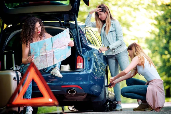 Три Молодые Девушки Едут Отпуск Машине Автомобильный Сбой — стоковое фото