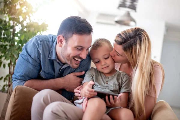 Family Enjoying Together Home Using Tablet — стоковое фото