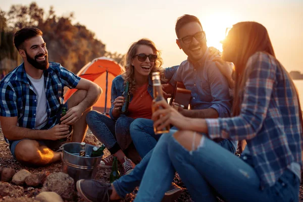 Bir grup insan eğleniyor pikniğe sahilde geceleri