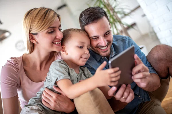 Padres Sentados Sofá Con Hijo Usando Tableta Digital Sala Estar — Foto de Stock