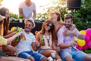 Arkadaşlarla havuz partisinin tadını çıkarıyorum. Bir grup arkadaş havuz başında parti veriyor..