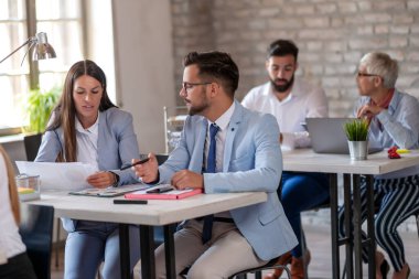 İş adamları ofiste yeni projeyi tartışıyor.