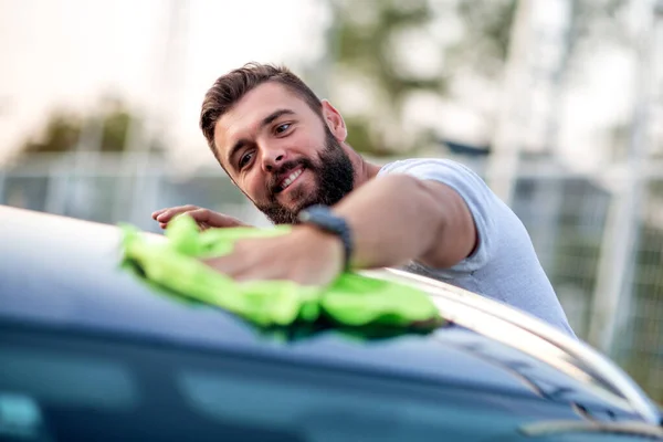 Retrato Joven Limpiando Coche Con Paño Aire Libre Luz Del —  Fotos de Stock