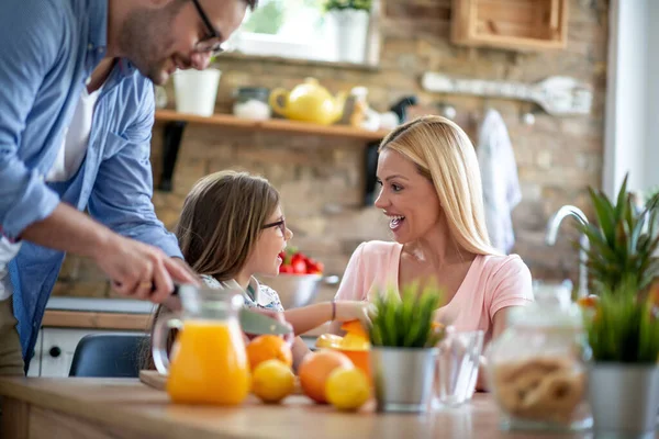 家族は 彼らの台所でジュースを作るします 食べ物と飲み物のコンセプト — ストック写真