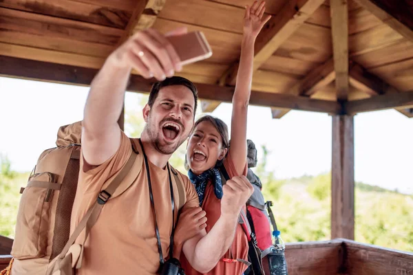 Attraktiva Par Tar Selfie Med Mobiltelefon Människor Kärlek Natur Och — Stockfoto
