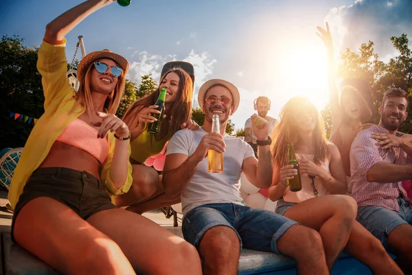 Group Friends Having Fun Pool Listening Music Played — Foto de Stock