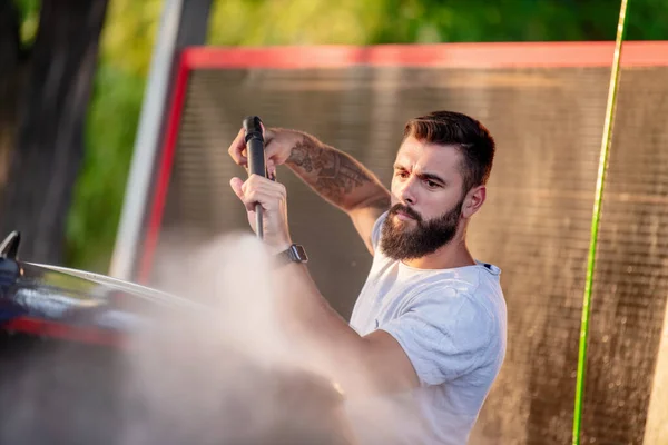 Jovem Homem Atraente Limpando Seu Carro Livre Lavagem Carro — Fotografia de Stock