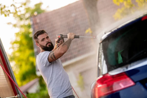 Νεαρός Ελκυστικός Άνδρας Καθαρίζει Αυτοκίνητό Του Έξω Στο Πλυντήριο Αυτοκινήτων — Φωτογραφία Αρχείου