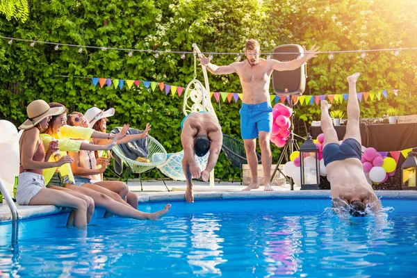 Bir grup arkadaş havuz başında eğleniyorlar. Bir DJ 'in çaldığı müziği dinliyorlar..