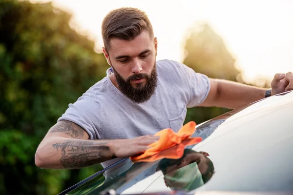Πορτραίτο Ενός Νεαρού Άνδρα Που Καθαρίζει Αυτοκίνητό Του Ένα Πανί — Φωτογραφία Αρχείου
