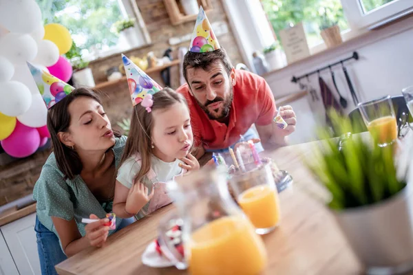 Festa Compleanno Famiglia Ragazza Che Soffia Candeline Celebrazione Famiglia Vacanze — Foto Stock