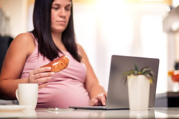 Έγκυος Γυναίκα Που Εργάζεται Από Γραφείο Στο Σπίτι Και Πάρετε — Φωτογραφία Αρχείου