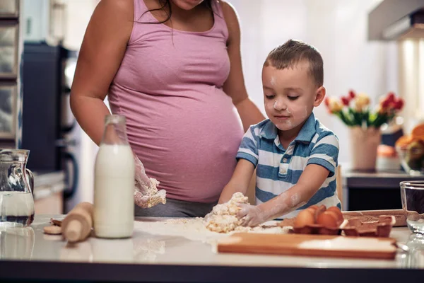 Giovane Madre Figlio Cucina Facendo Biscotti — Foto Stock