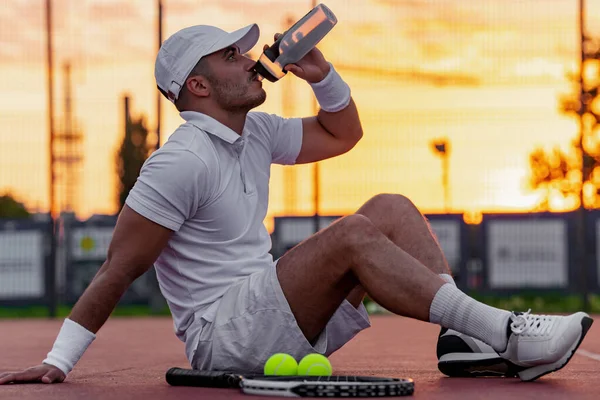 Spor Tenis Oyuncusu Tenis Kortunda Dinleniyor Içiyor Zindelik Sağlıklı Yaşam — Stok fotoğraf