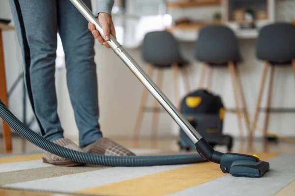 Mulher Usando Aspirador Durante Limpeza Tapete Casa — Fotografia de Stock