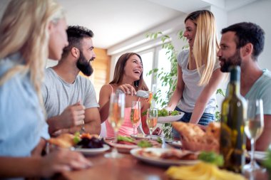 Bir grup arkadaş birlikte yemek yer, şarap içer ve yeriz..