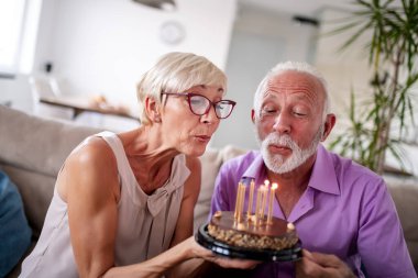 Üst düzey çift mum bir doğum günü pastası üfleme..