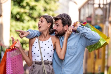 Çiftler alışverişte eğleniyor, şehirde birlikte eğleniyorlar..