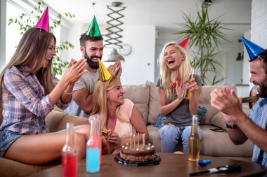 Bir grup arkadaş evde doğum günü kutluyor. Parti, tatil, mutluluk, eğlence ve insanlar konsepti.