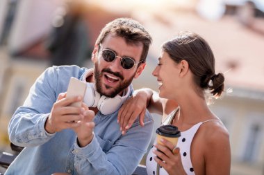 Güzel bir çift şehirde müzik dinlerken selfie çekiyor..