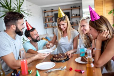 Bir grup arkadaşın evde doğum günü partisi var. Parti, tatil, mutluluk, eğlence ve insanlar konsepti.