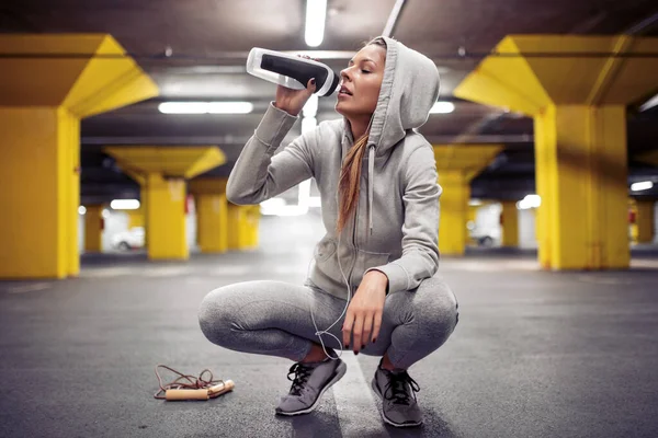 Athlète Féminine Détendre Après Entraînement Dans Garage Boire Eau — Photo