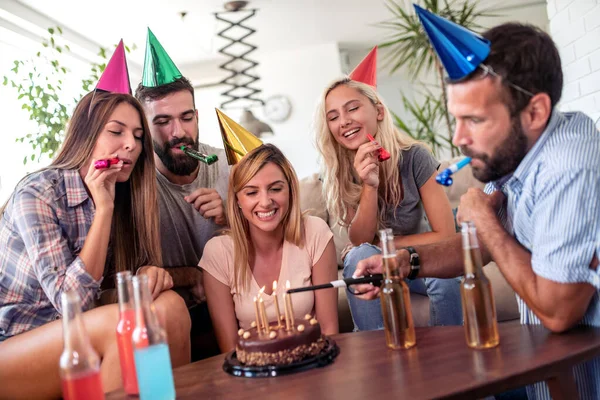 Groep Vrienden Vieren Verjaardag Thuis Samen — Stockfoto