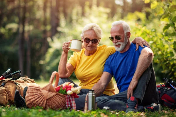 Portret Pary Seniorów Relaksują Się Przyrodzie Piją Kawę — Zdjęcie stockowe