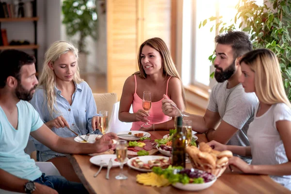 Grupo Amigos Almoçam Juntos Comem Bebem Vinho — Fotografia de Stock