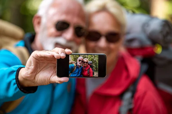Senior Par Naturen Selfie Och Promenader Genom Skogen — Stockfoto