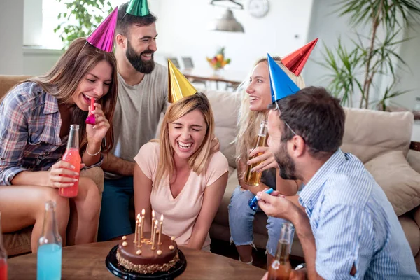 Bir grup arkadaş evde doğum günü kutluyor ve eğleniyorlar. İnsanlar, kutlama ve yaşam tarzı konsepti.