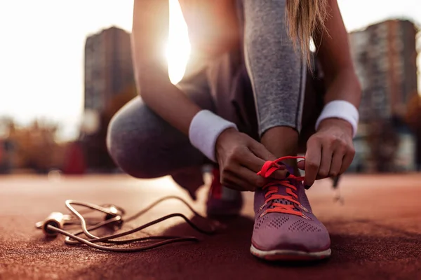Fitness Kadın Runner Çalıştırmadan Önce Bağcık Bağlama — Stok fotoğraf