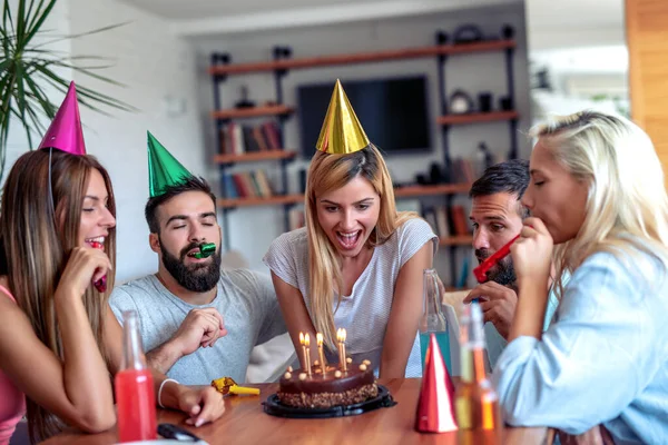 Genç Bir Arkadaş Grubu Doğum Gününü Evde Kutluyor — Stok fotoğraf