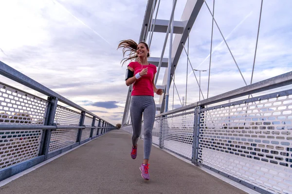 Hübsche Frau Joggt Draußen Auf Brücke Konzept Eines Gesunden Lebensstils — Stockfoto