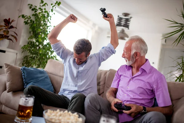 Πορτρέτο Δύο Ενθουσιασμένων Ανδρών Που Παίζουν Βιντεοπαιχνίδι Στο Σπίτι — Φωτογραφία Αρχείου