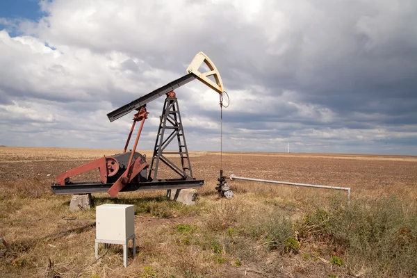 Oil pump, cloudy sky — Stock Photo, Image